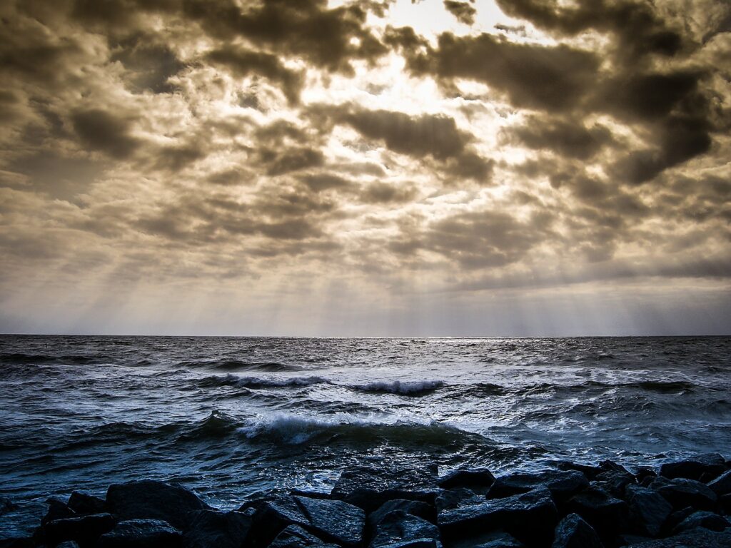 Fichtner and SeaRenergy as the Platform Support Team for TenneT 5 Waves at the sea and sunbeams shining through the clouds